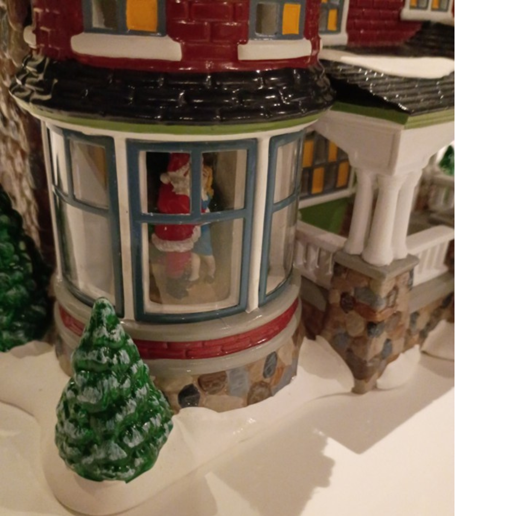 Department 56 – 1224 Kissing Claus Lane Animated Musical Christmas House