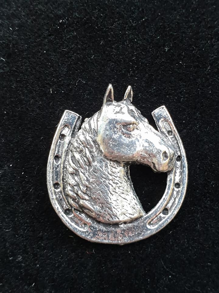 Tie Pin / Pin Badge Horse Head in Horse Shoe Design.